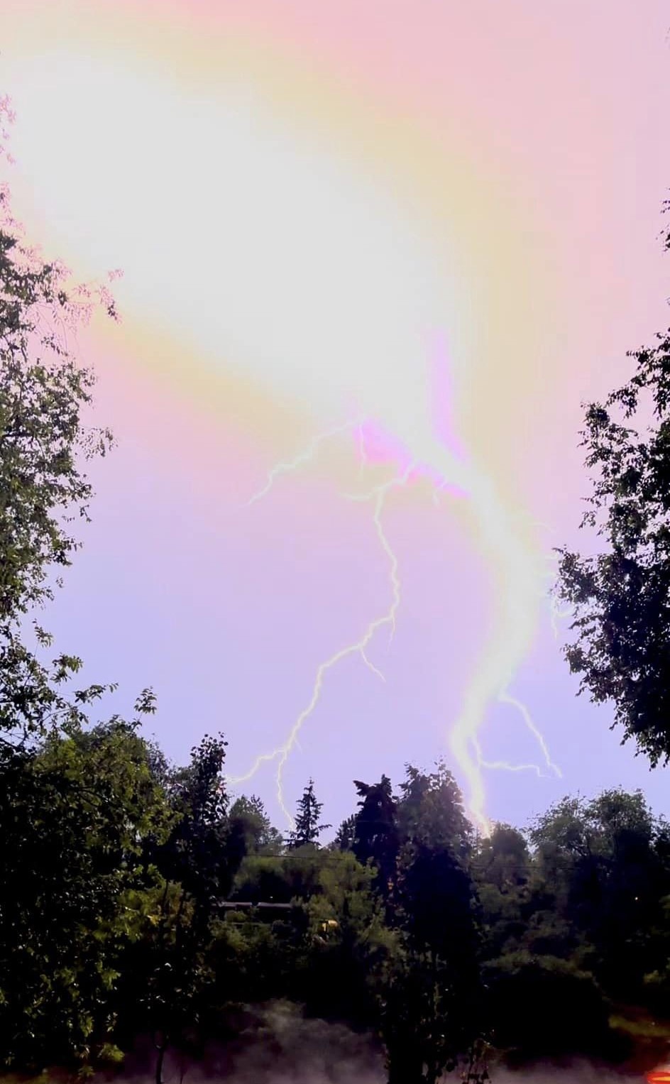 iN PHOTOS: Intense lightning bolts captured during Okanagan storm | iNFOnews.ca iN PHOTOS: Intense lightning bolts captured during Okanagan storm | iNFOnews.ca