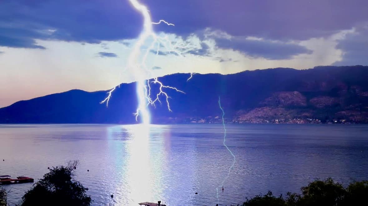 iN PHOTOS: Intense lightning bolts captured during Okanagan storm | iNFOnews.ca iN PHOTOS: Intense lightning bolts captured during Okanagan storm | iNFOnews.ca