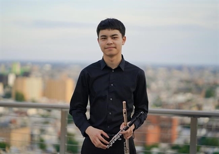 Curtain pulls back to reveal Vancouver orchestra's new flutist is still in school | iNFOnews.ca Curtain pulls back to reveal Vancouver orchestra's new flutist is still in school | iNFOnews.ca