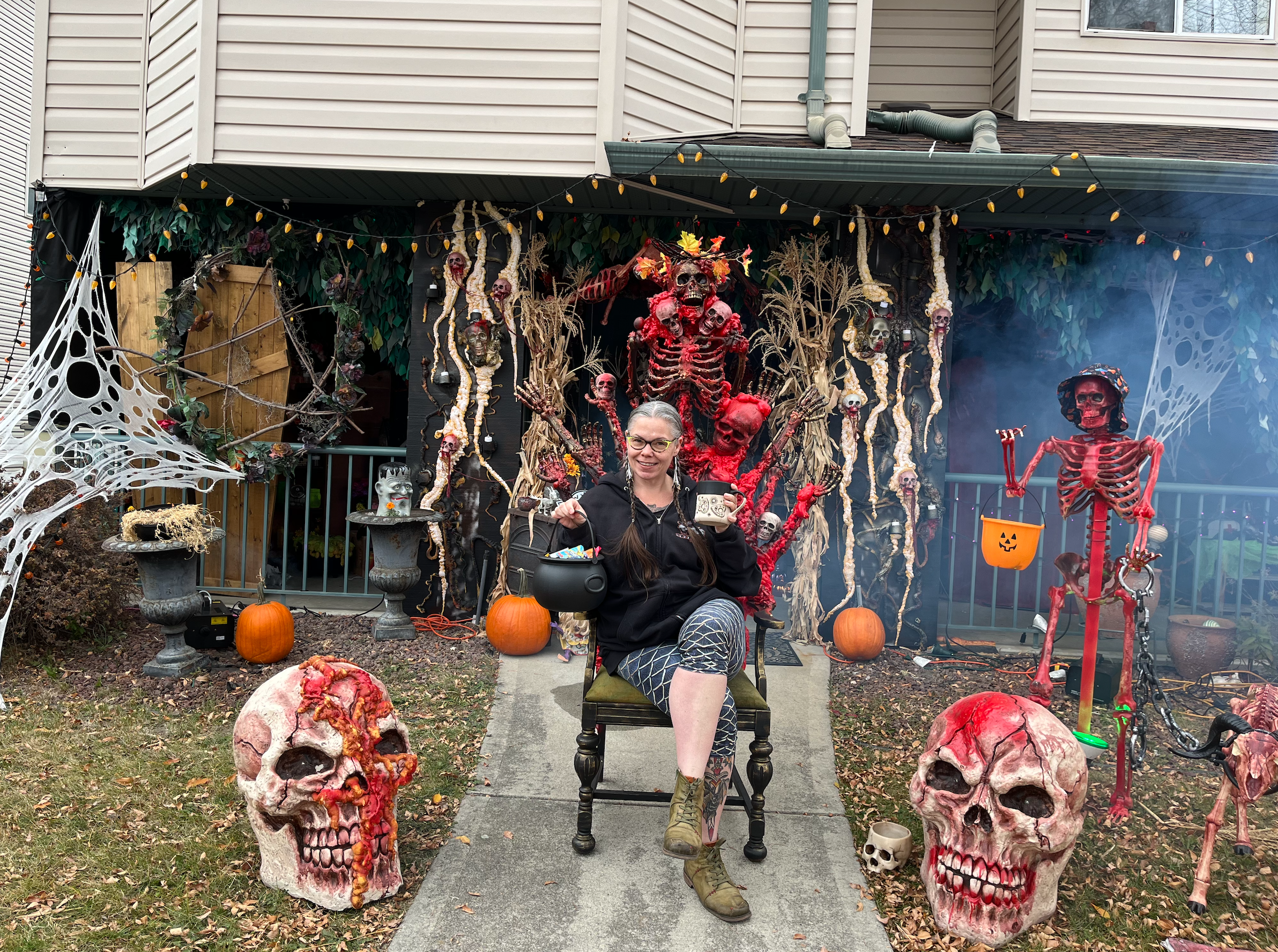 iN VIDEO: Kelowna woman creates community joy with her Halloween display | iNFOnews.ca iN VIDEO: Kelowna woman creates community joy with her Halloween display | iNFOnews.ca