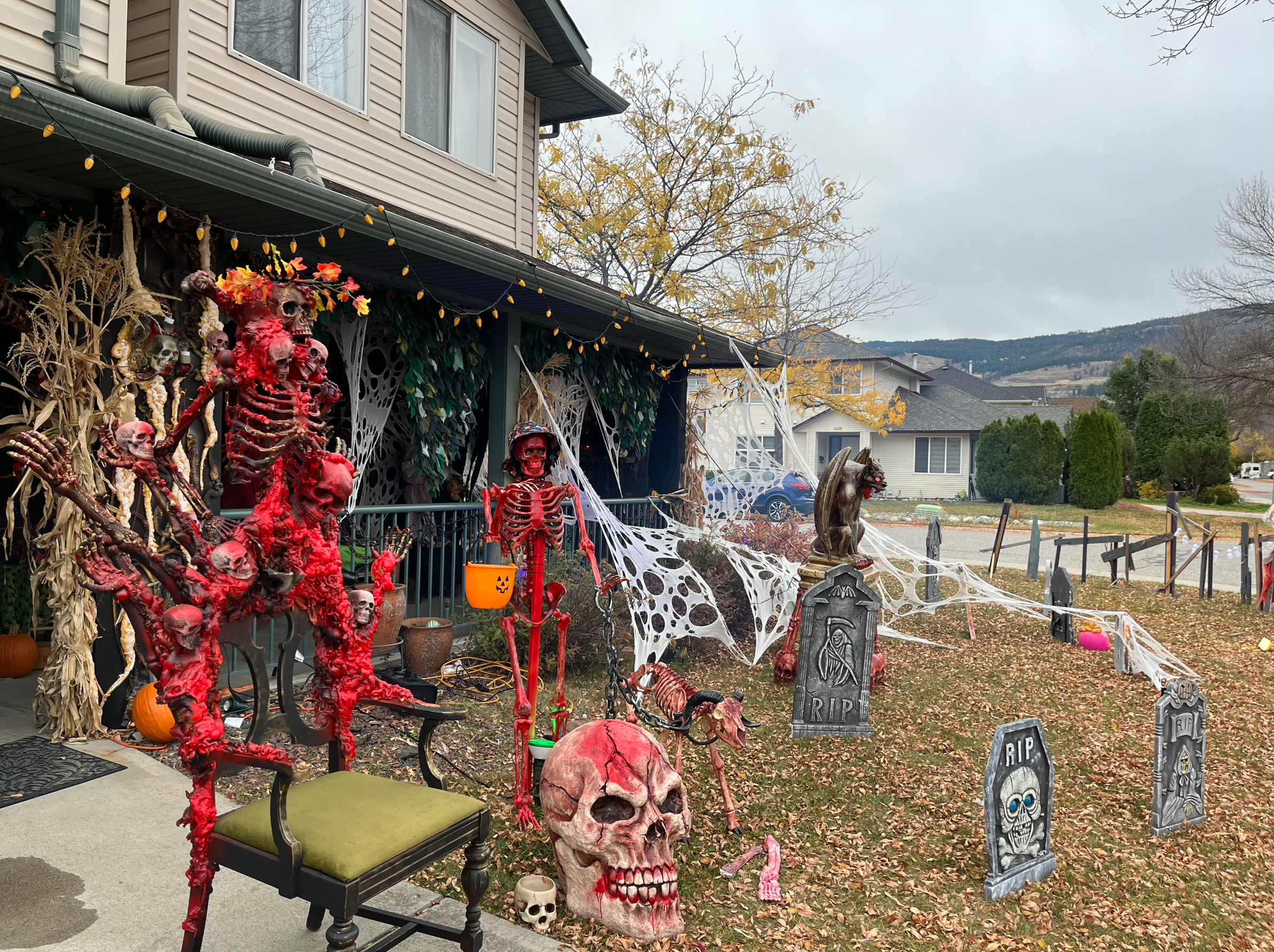 iN VIDEO: Kelowna woman creates community joy with her Halloween display | iNFOnews.ca iN VIDEO: Kelowna woman creates community joy with her Halloween display | iNFOnews.ca