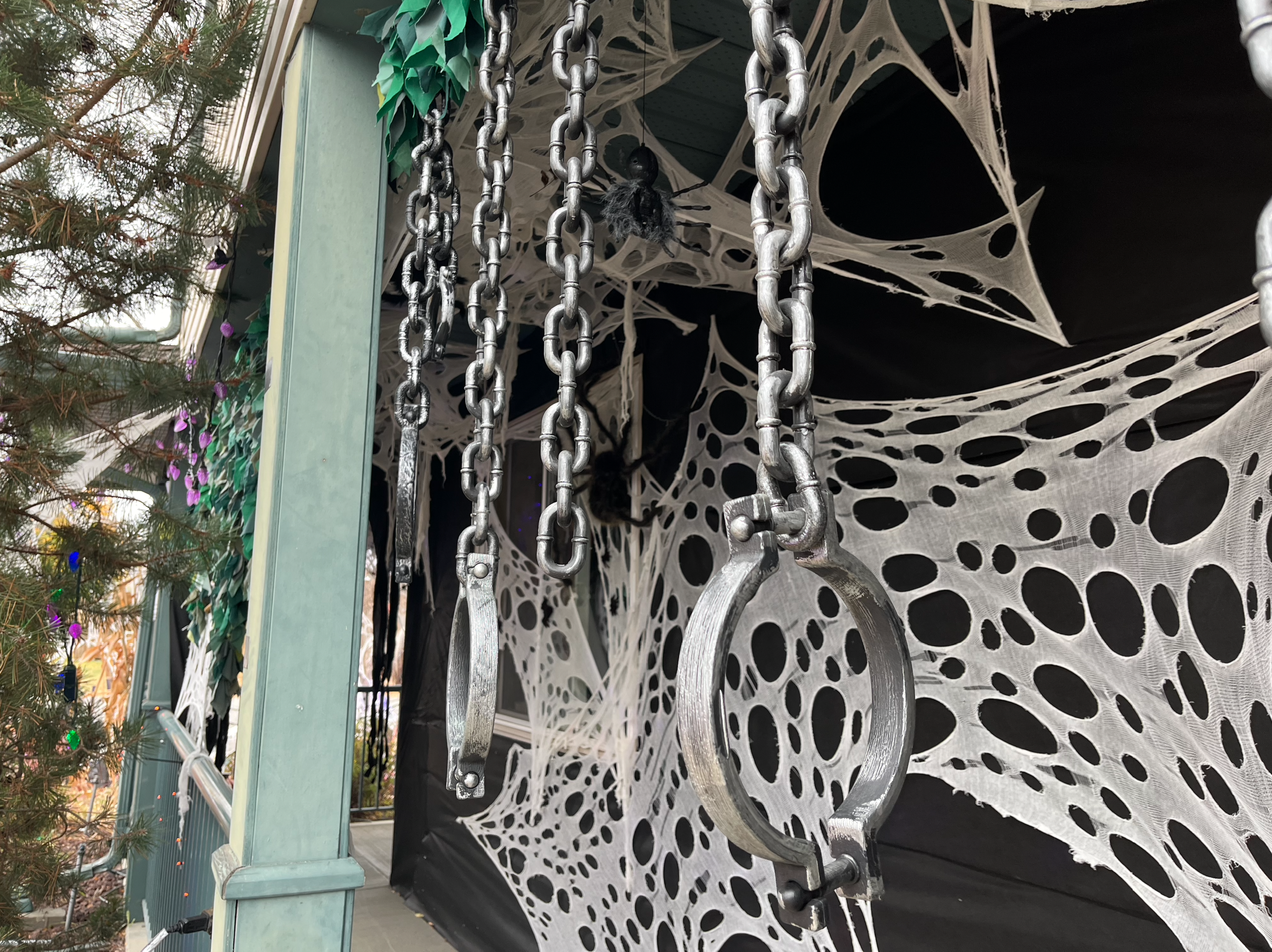 iN VIDEO: Kelowna woman creates community joy with her Halloween display | iNFOnews.ca iN VIDEO: Kelowna woman creates community joy with her Halloween display | iNFOnews.ca