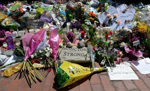 Hundreds run for fallen Mounties as makeshift memorial dismantled | iNFOnews.ca Hundreds run for fallen Mounties as makeshift memorial dismantled | iNFOnews.ca