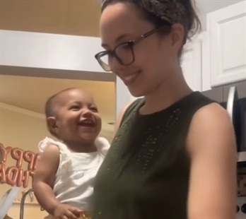 TRENDING NOW: Baby loses it when mom smashes garlic | iNFOnews.ca TRENDING NOW: Baby loses it when mom smashes garlic | iNFOnews.ca