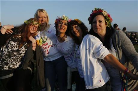 New agers, neo-pagans join the curious to greet summer solstice at Stonehenge | iNFOnews.ca