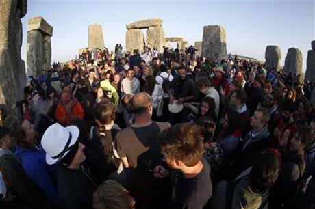 New agers, neo-pagans join the curious to greet summer solstice at Stonehenge | iNFOnews.ca