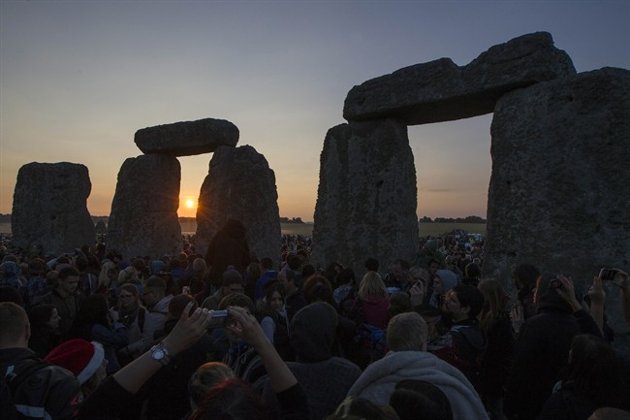 New agers, neo-pagans join the curious to greet summer solstice at Stonehenge | iNFOnews.ca