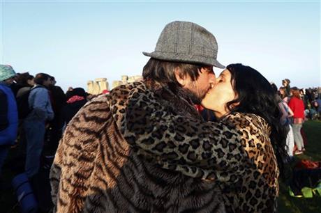 New agers, neo-pagans join the curious to greet summer solstice at Stonehenge | iNFOnews.ca