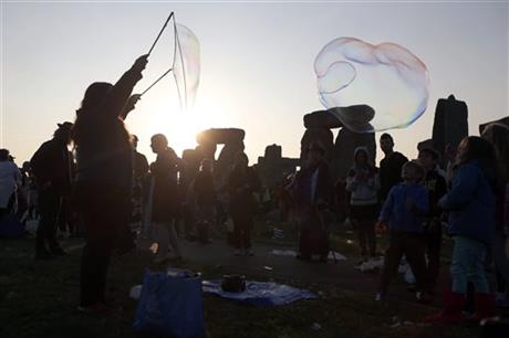New agers, neo-pagans join the curious to greet summer solstice at Stonehenge | iNFOnews.ca