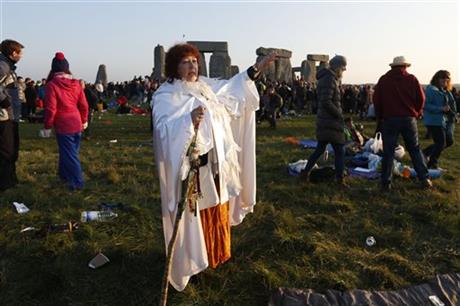 New agers, neo-pagans join the curious to greet summer solstice at Stonehenge | iNFOnews.ca