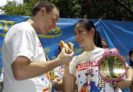 Joey Chestnut gets mustard yellow belt and fiancee | iNFOnews.ca Joey Chestnut gets mustard yellow belt and fiancee | iNFOnews.ca