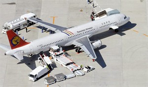 Plane crashes in emergency landing at Taiwan airport, 47 people trapped, feared dead | iNFOnews.ca Plane crashes in emergency landing at Taiwan airport, 47 people trapped, feared dead | iNFOnews.ca