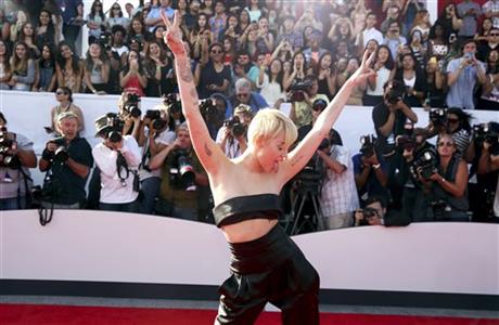 Miley Cyrus gets homeless man to accept VMA award | iNFOnews.ca Miley Cyrus gets homeless man to accept VMA award | iNFOnews.ca