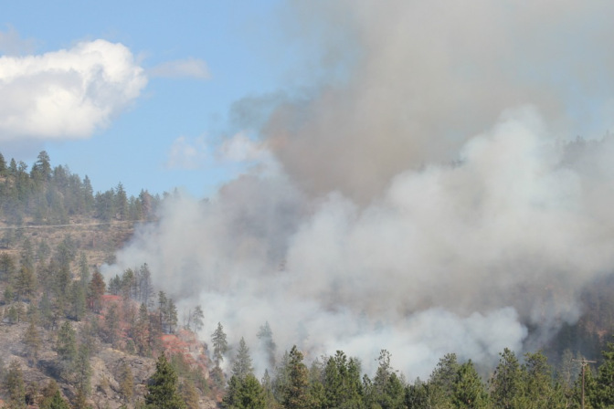 Crews work overnight to calm blaze between Oliver and Osoyoos | iNFOnews.ca