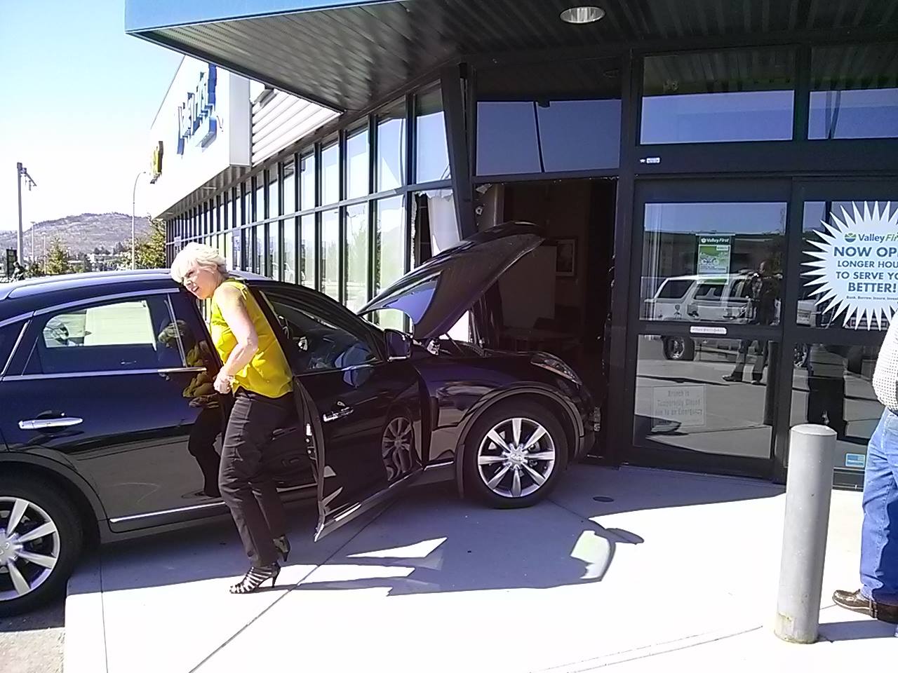 Car crashes into West Kelowna storefront | iNFOnews.ca