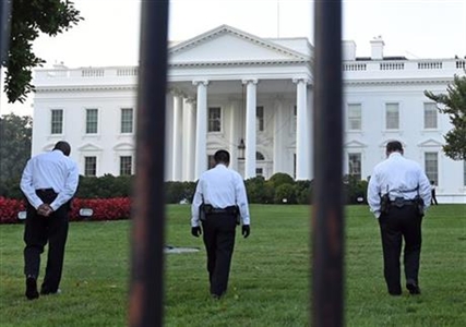 VIDEO: Security breached; Intruder gets into White House | iNFOnews.ca