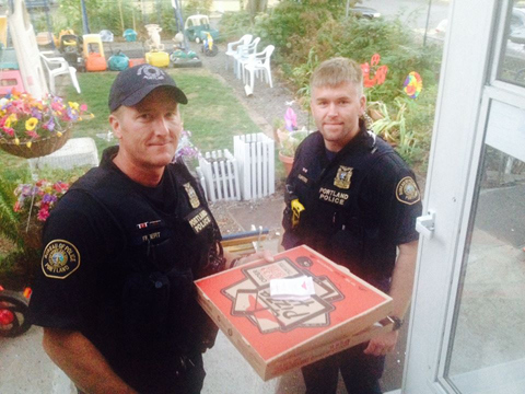 Police officers deliver pizza after delivery driver is injured in Oregon crash | iNFOnews.ca Police officers deliver pizza after delivery driver is injured in Oregon crash | iNFOnews.ca