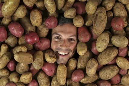 Man who raised $55K for potato salad throws party | iNFOnews.ca