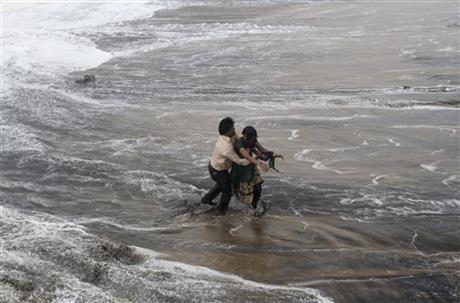 Deadly cyclone lashes India; typhoon hits Japan | iNFOnews.ca Deadly cyclone lashes India; typhoon hits Japan | iNFOnews.ca