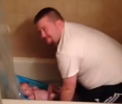Dad serenades baby in bathtub | iNFOnews.ca Dad serenades baby in bathtub | iNFOnews.ca