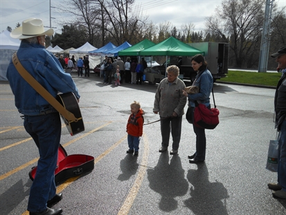 Shoppers enjoy music and fresh Okanagan produce at the Kelowna Farmers' Market | iNFOnews.ca