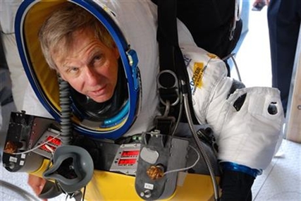 Google exec's supersonic freefall from near-space sets skydiving records, breaks sound barrier | iNFOnews.ca Google exec's supersonic freefall from near-space sets skydiving records, breaks sound barrier | iNFOnews.ca
