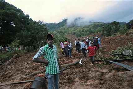 Mudslide at Sri Lanka tea plantation buries workers' homes; 10 dead, more than 250 missing | iNFOnews.ca