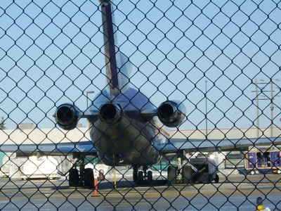 Kelowna Flightcraft plane narrowly misses snowplows | iNFOnews.ca