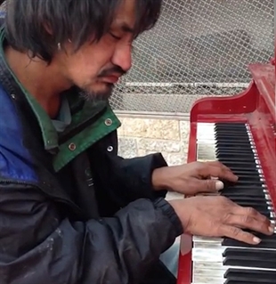 Video of dishevelled man playing street piano gets nearly two million hits | iNFOnews.ca Video of dishevelled man playing street piano gets nearly two million hits | iNFOnews.ca