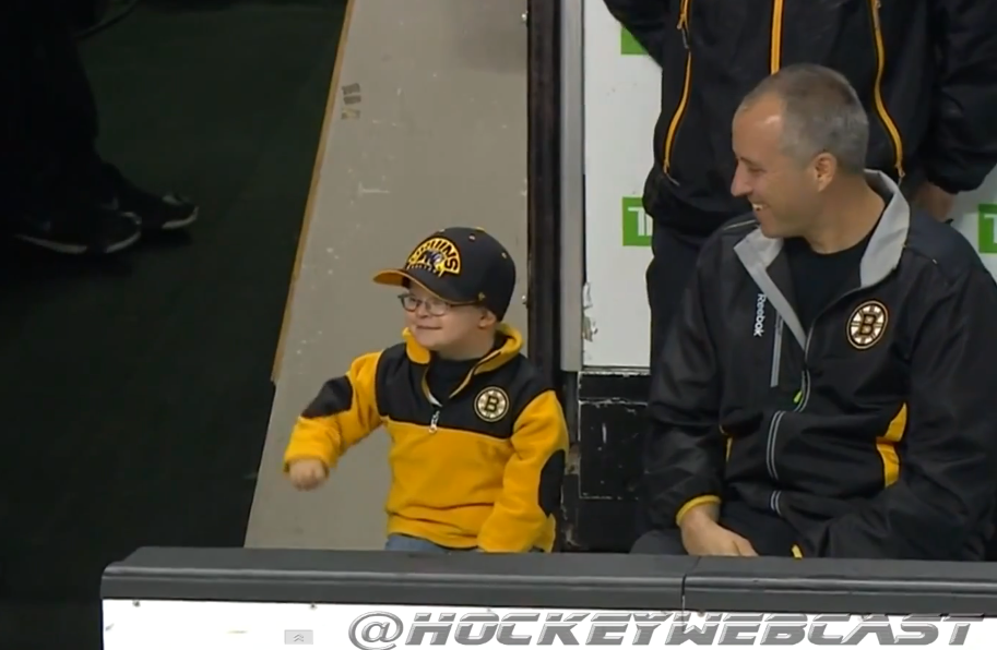 Adorable Bruins fan trolling for fist bumps | iNFOnews.ca
