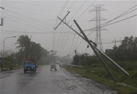 Philippine typhoon kills 3, weakens, as central region escapes repeat of Haiyan's devastation | iNFOnews.ca