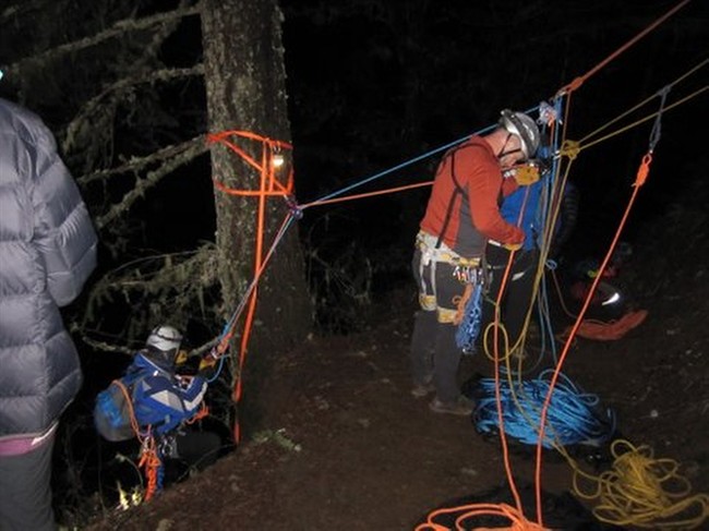 Cliffhanger: Pooch plummets 150 feet to Oregon cliff; climber rappels to rescue | iNFOnews.ca