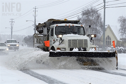 Plow crews to begin clearing side streets | iNFOnews.ca Plow crews to begin clearing side streets | iNFOnews.ca