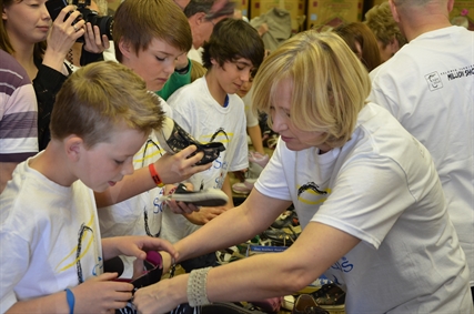 Laureen Harper joins local students in the Kelowna Soles4Souls drive | iNFOnews.ca