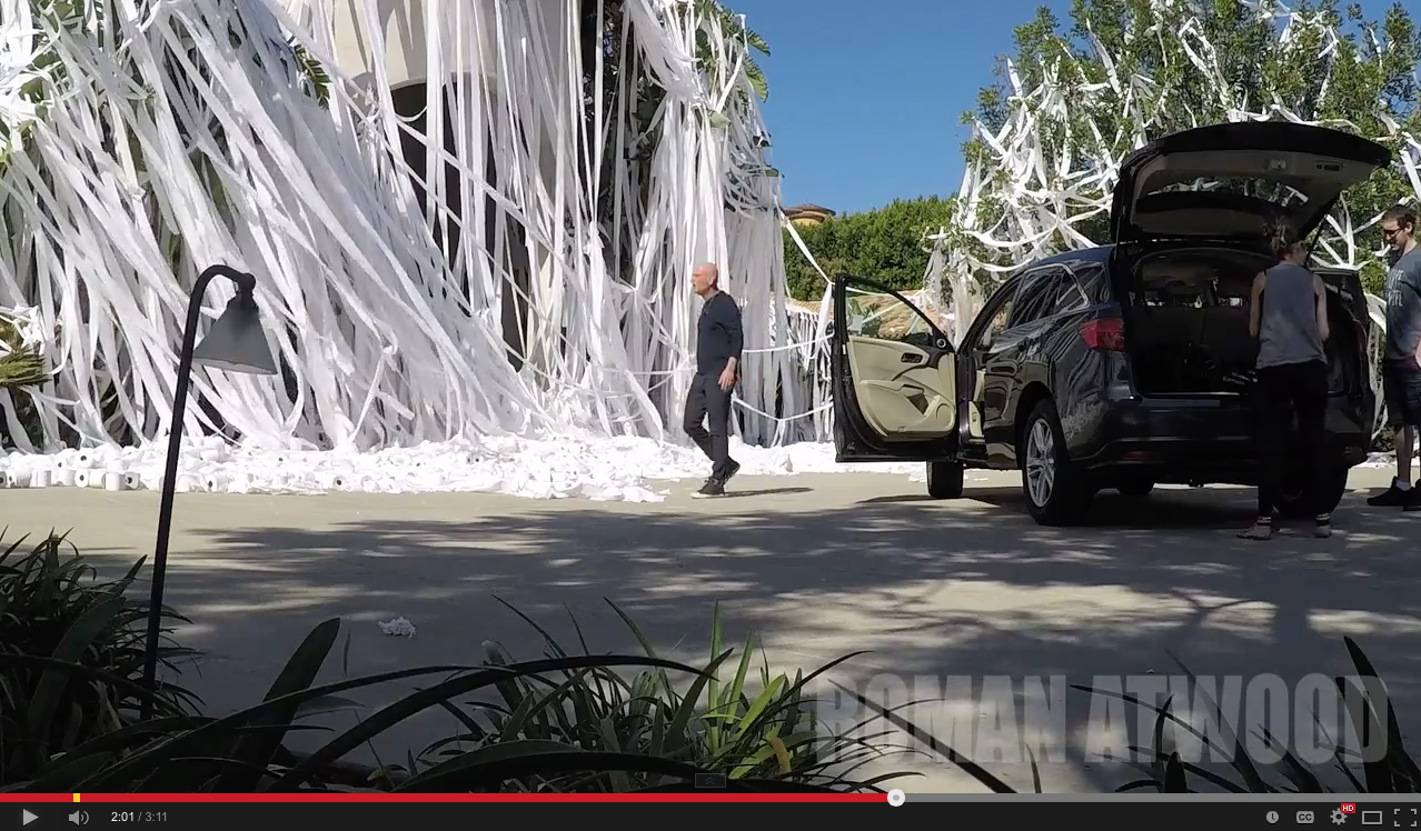 Prankster covers Howie Mandel's house in toilet paper | iNFOnews.ca