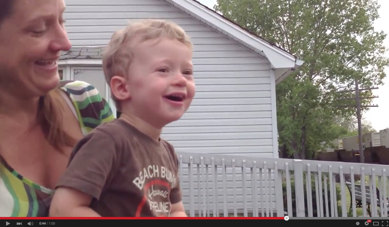 Toddler loses it when dad drives by in a freight train | iNFOnews.ca Toddler loses it when dad drives by in a freight train | iNFOnews.ca