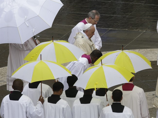 Pope leads Easter service in rain-lashed Vatican square with tens of thousands of faithful | iNFOnews.ca