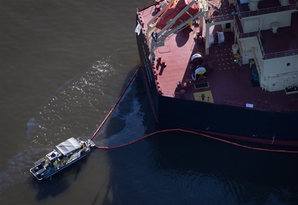 B.C. premier, Vancouver mayor criticize feds for fuel spill response | iNFOnews.ca