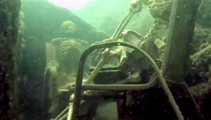 Couple thought fake skeletons on chairs would make amusing underwater landmark | iNFOnews.ca Couple thought fake skeletons on chairs would make amusing underwater landmark | iNFOnews.ca
