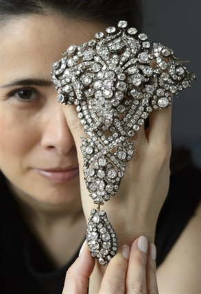 A 35-carat prize sapphire from Kashmir sells for $7.3 million at auction | iNFOnews.ca A 35-carat prize sapphire from Kashmir sells for $7.3 million at auction | iNFOnews.ca