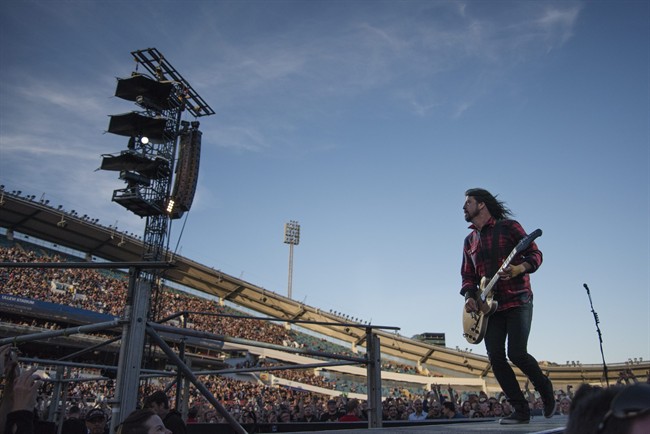 Foo Fighters singer Grohl injures right leg in fall from stage during concert in Sweden | iNFOnews.ca