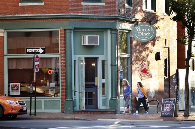 Three pros break down restaurant etiquette after showdown over antsy toddler | iNFOnews.ca