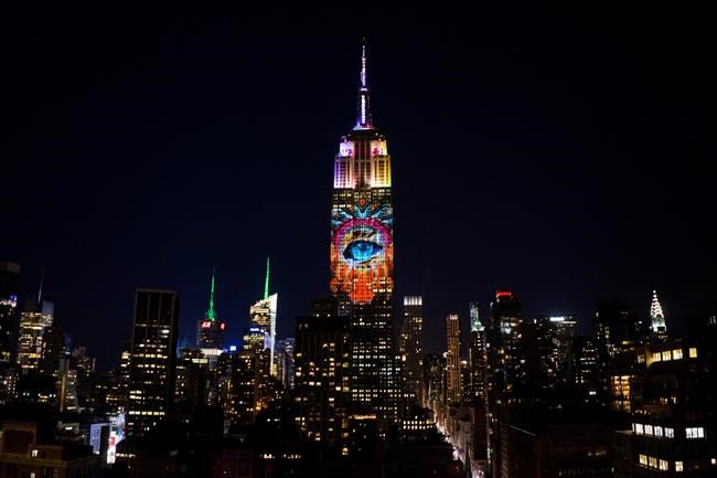 Crowds gather to see photos of endangered animals projected on Empire State Building | iNFOnews.ca