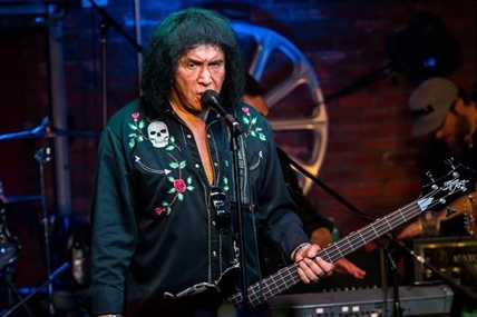 Police Internet task force searches home of Kiss' Gene Simmons; musician, family not suspects | iNFOnews.ca Police Internet task force searches home of Kiss' Gene Simmons; musician, family not suspects | iNFOnews.ca