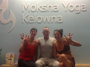Sting stuns fans by showing up at yoga studio before kicking off tour | iNFOnews.ca