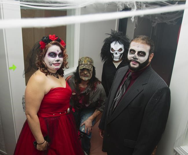 Couple with love of Halloween picks haunted house in western Michigan as site for wedding | iNFOnews.ca