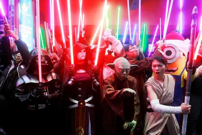 'Star Wars: The Force Awakens' crosses $250 million globally; Disney forecasts record weekend | iNFOnews.ca