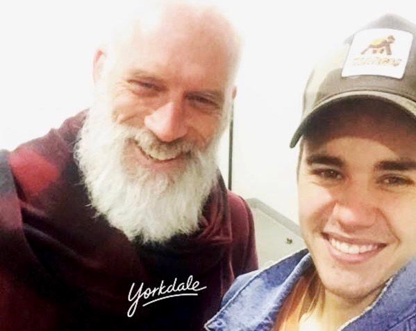 Justin Bieber poses for a selfie with Toronto mall's 'Fashion Santa' | iNFOnews.ca Justin Bieber poses for a selfie with Toronto mall's 'Fashion Santa' | iNFOnews.ca