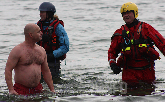 Hundreds of hardy souls take New Year's plunge in Okanagan Lake | iNFOnews.ca Hundreds of hardy souls take New Year's plunge in Okanagan Lake | iNFOnews.ca