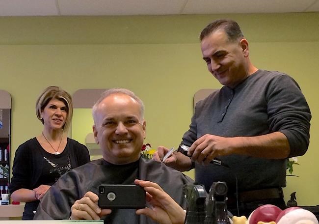 B.C. mayor 'honoured' recipient of emotional first haircut by Syrian refugee | iNFOnews.ca B.C. mayor 'honoured' recipient of emotional first haircut by Syrian refugee | iNFOnews.ca